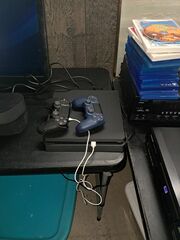Ps4 Slim, 2 Controllers,11 Games