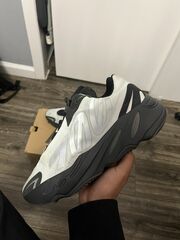 yeezy 700 MNVN