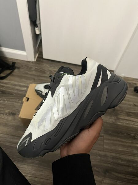 yeezy 700 MNVN