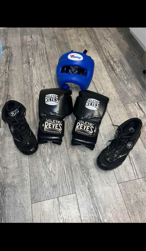 Boxing Winning Headgear Reyes Gloves 16oz Boxing Shoe Size 9