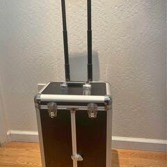 Aluminum makeup travel case on wheels
