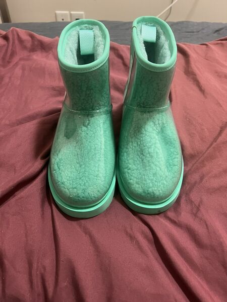 Tide Pool / White Uggs