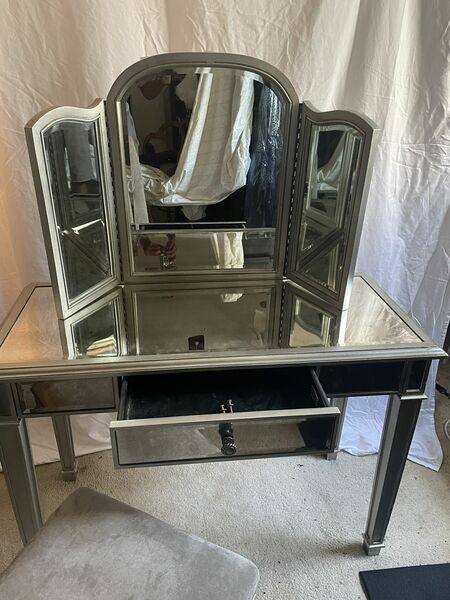 Beauty/vanity Table &chair