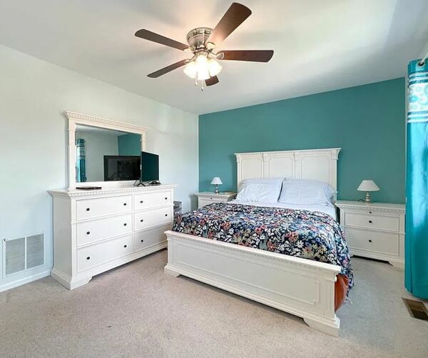 Queen Bedroom Furniture set - 4 Peice + 2 table Lamps (Move out sale)