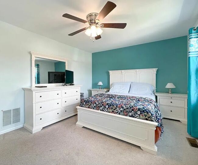 Queen Bedroom Furniture set - 4 Peice + 2 table Lamps (Move out sale)